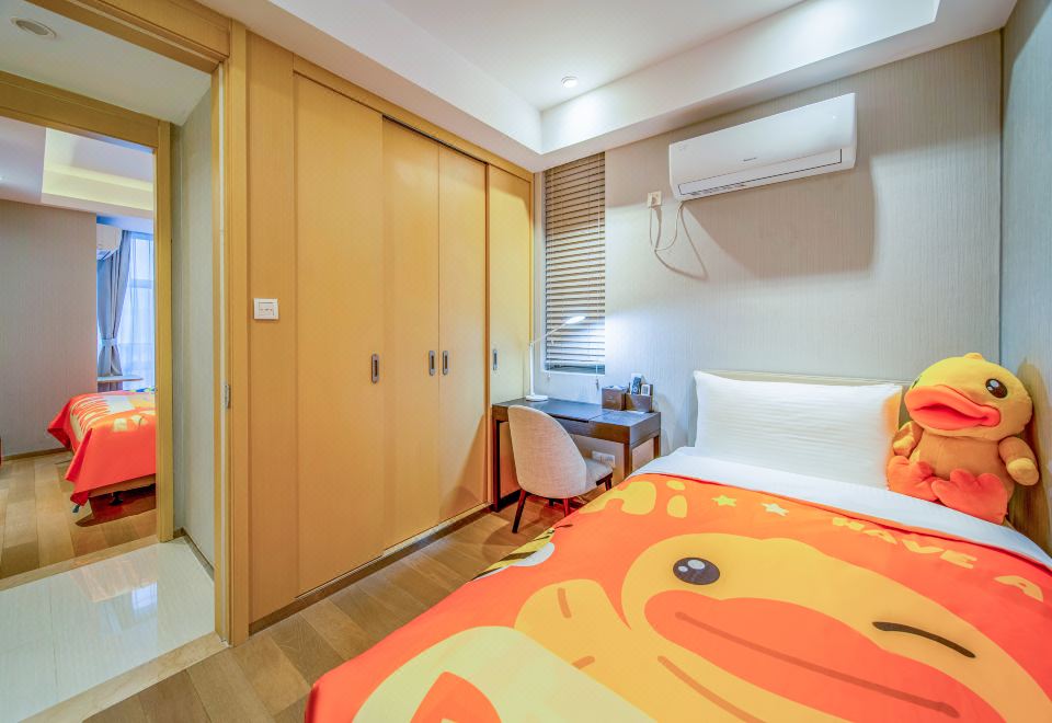 Somerset Haizhu Centre GuangzhouBduck Little Yellow Duck Connecting Three-Bedroom Suite (Washing Machine + Kitchen + Two Bathrooms)
