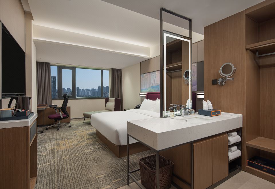 豪华商务大床房（手机电视投屏+Minibar）