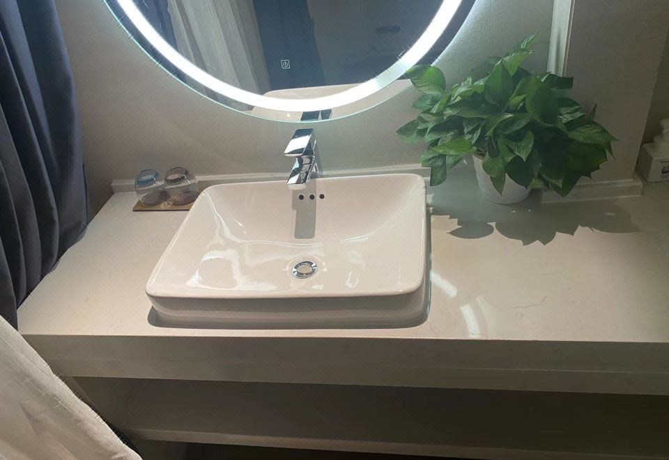 高級精品大床房（浴缸+慕斯床墊+零壓枕頭+mini吧+無窗）