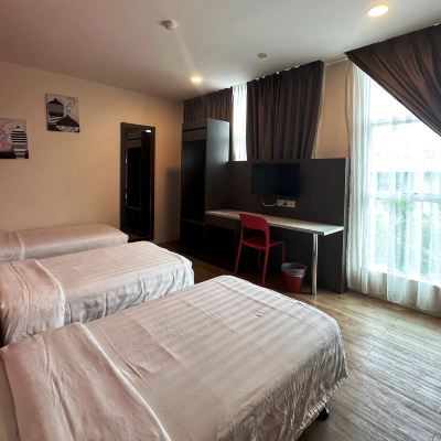 Deluxe Triple Room with 3 Single Bed