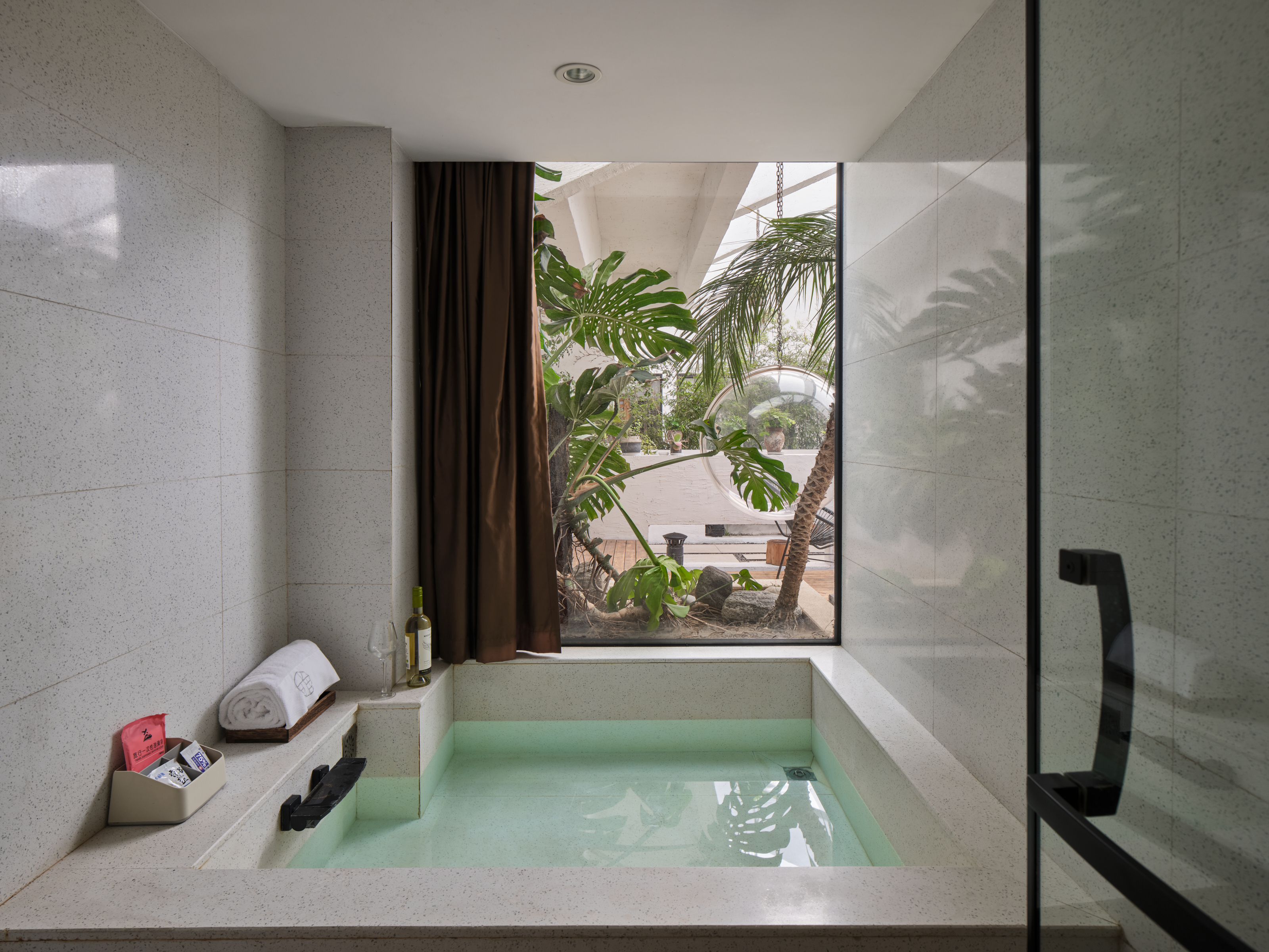 花园泡池大床房