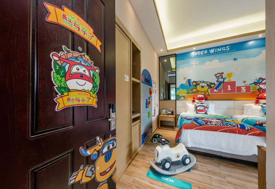 Yuetianxia Hot Spring HotelArea A Super Wings Themed Waterside Hot Spring Villa Twin Room - Private Tub
