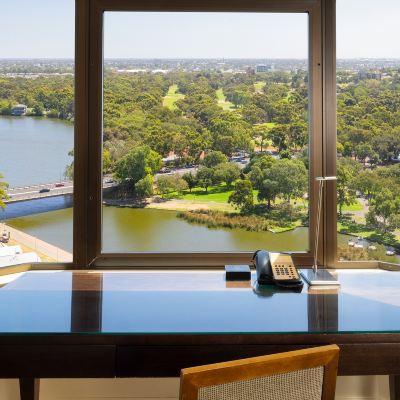 河景及俱樂部使用權限的經典特大床房 阿德萊德洲際酒店優惠