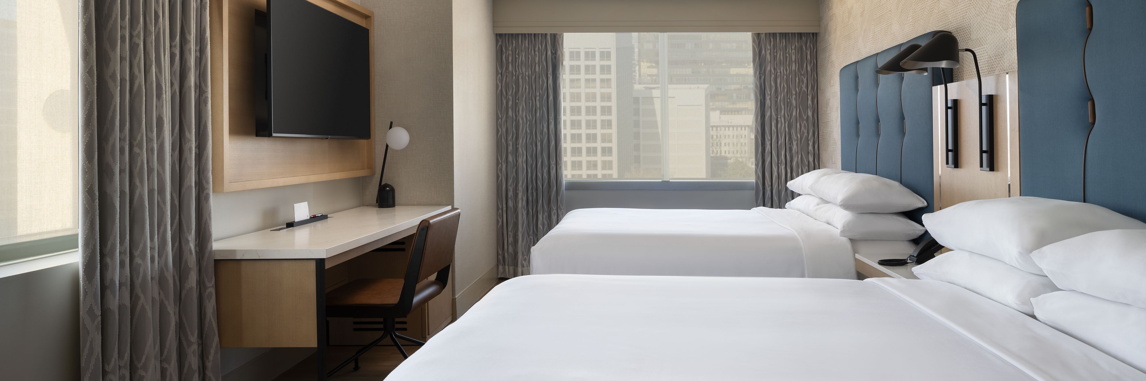 市景大型客房，配备 2 张大床，拐角房