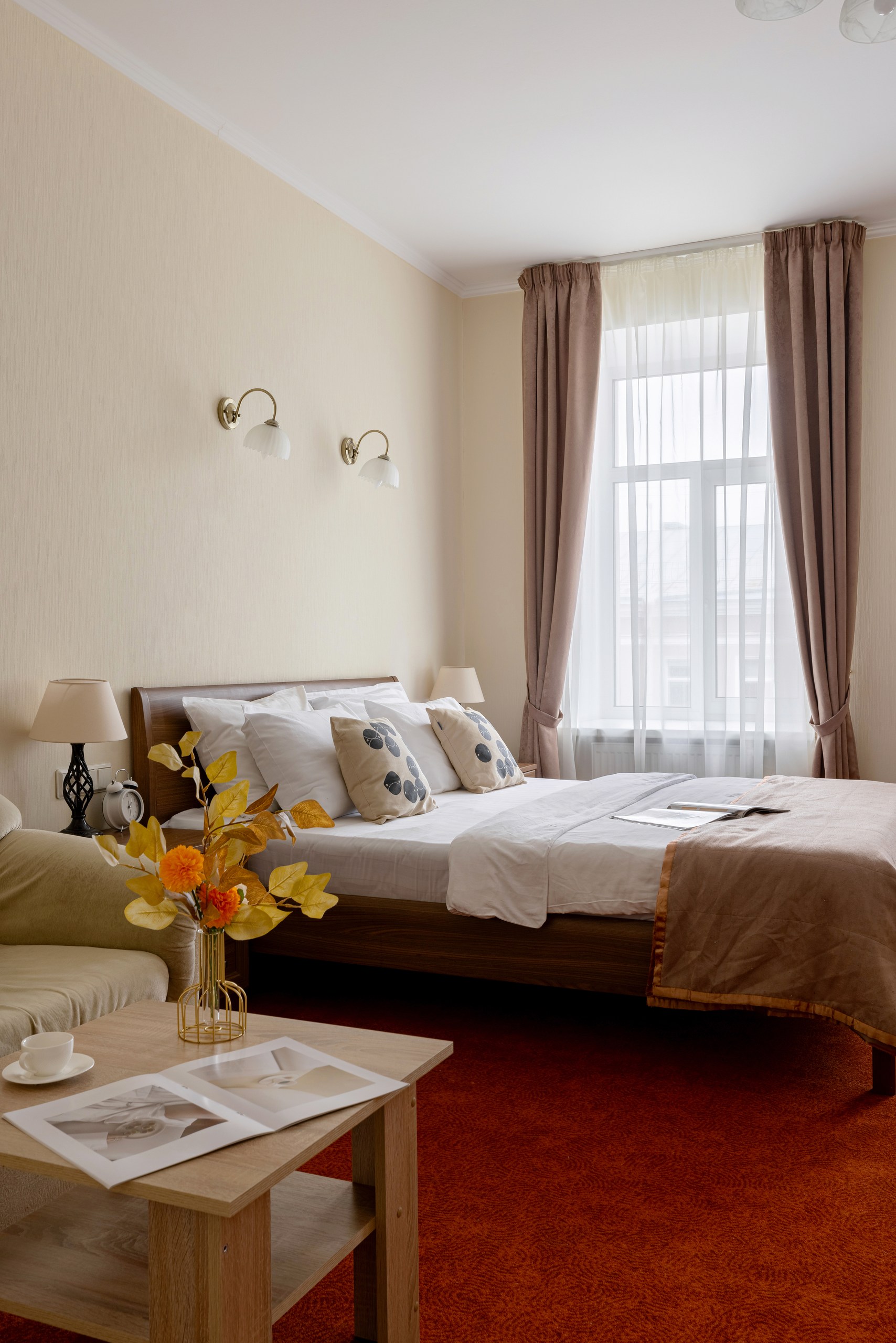 家庭舒适大床、沙发、水疗浴缸、转角景观