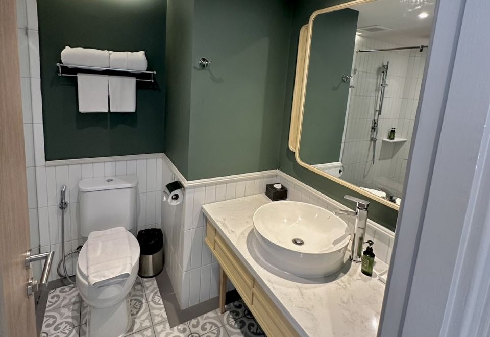 家庭河景特大床房