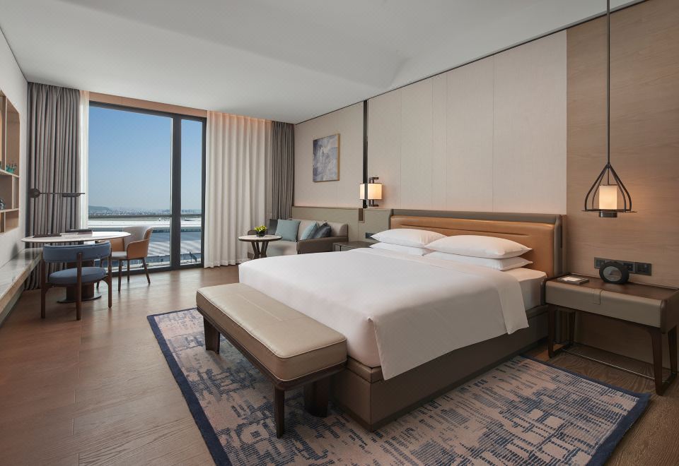 空港景客房（大床）（智能投屏+ 机场跑道景观落地窗）