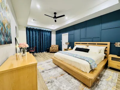 Your cozy spacious home awaits, near downtown Hotele w: 