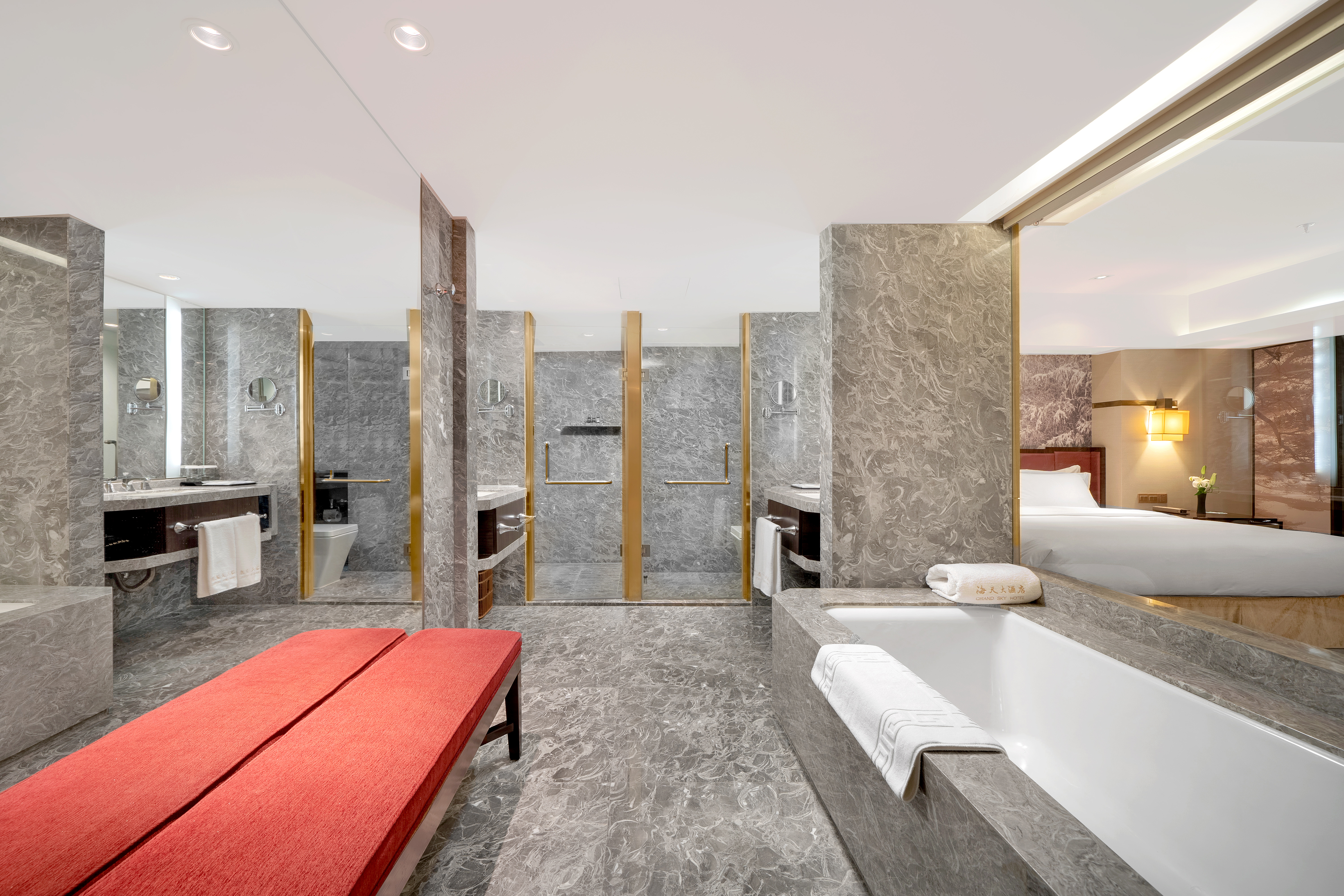 豪华大床房（康乃馨鹅绒被+独立办公桌+步入式衣帽间）