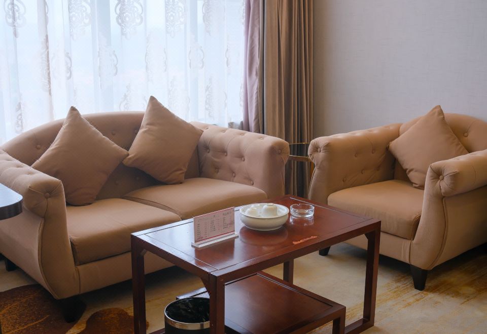 行政双床房（零压床垫+舒适沙发椅+繁华街景）