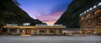Zhuishan Mingjing Hot Spring Resort Hotel