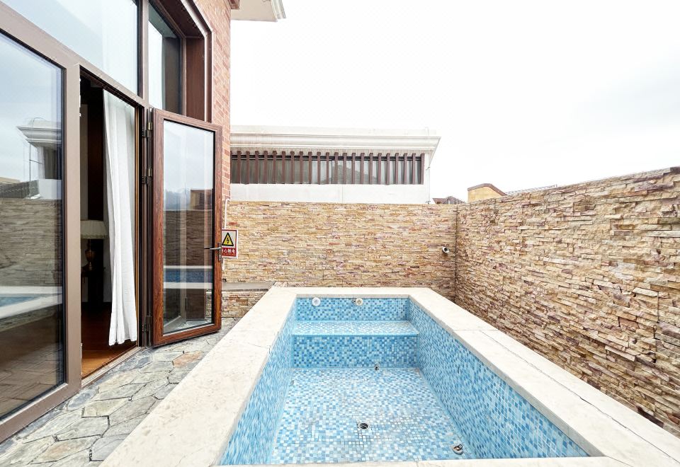 Baihualin Hot Spring Valley HotelYi Quan Shan Lu One-Bedroom Courtyard Hot Spring House With Outdoor Tub