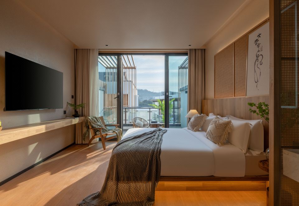 Queen Room With Courtyard View