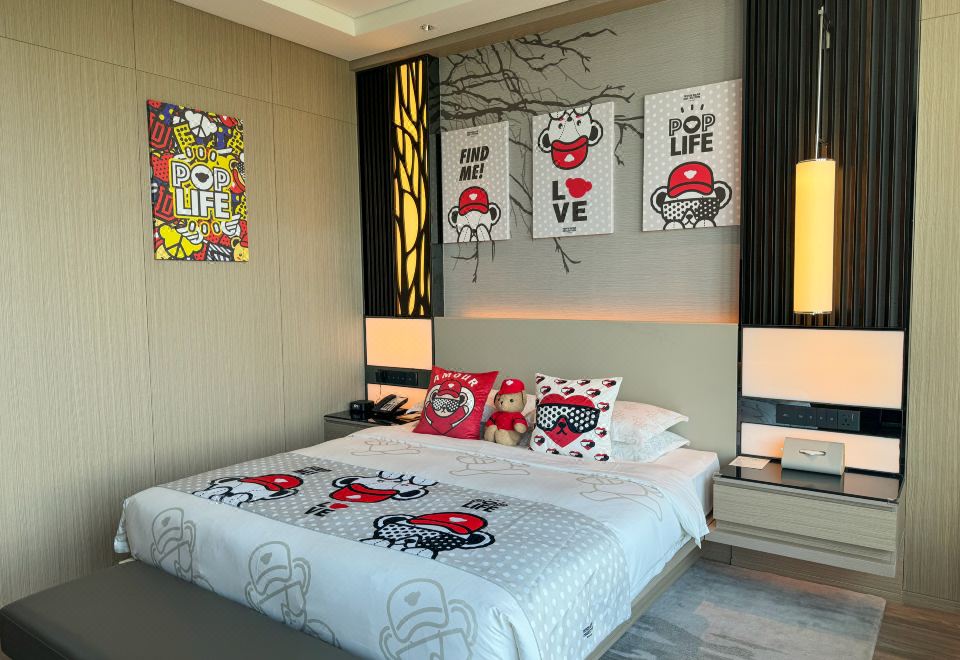 Courtyard By Marriott Hangzhou XihuTeddy Collectible Double Bed Room