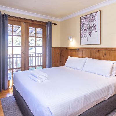 Deluxe Three-Bedroom Cabin - Olde Town Country Pub Ingenia Holidays Wairo Beach Promo Code