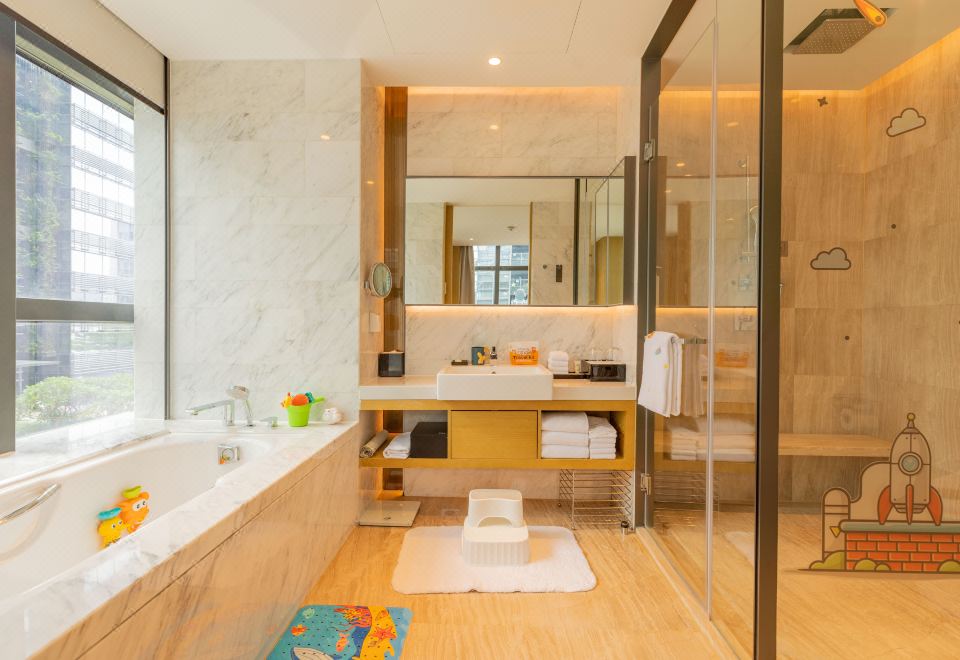 Courtyard Shenzhen BayFamily Suite Planet Theme