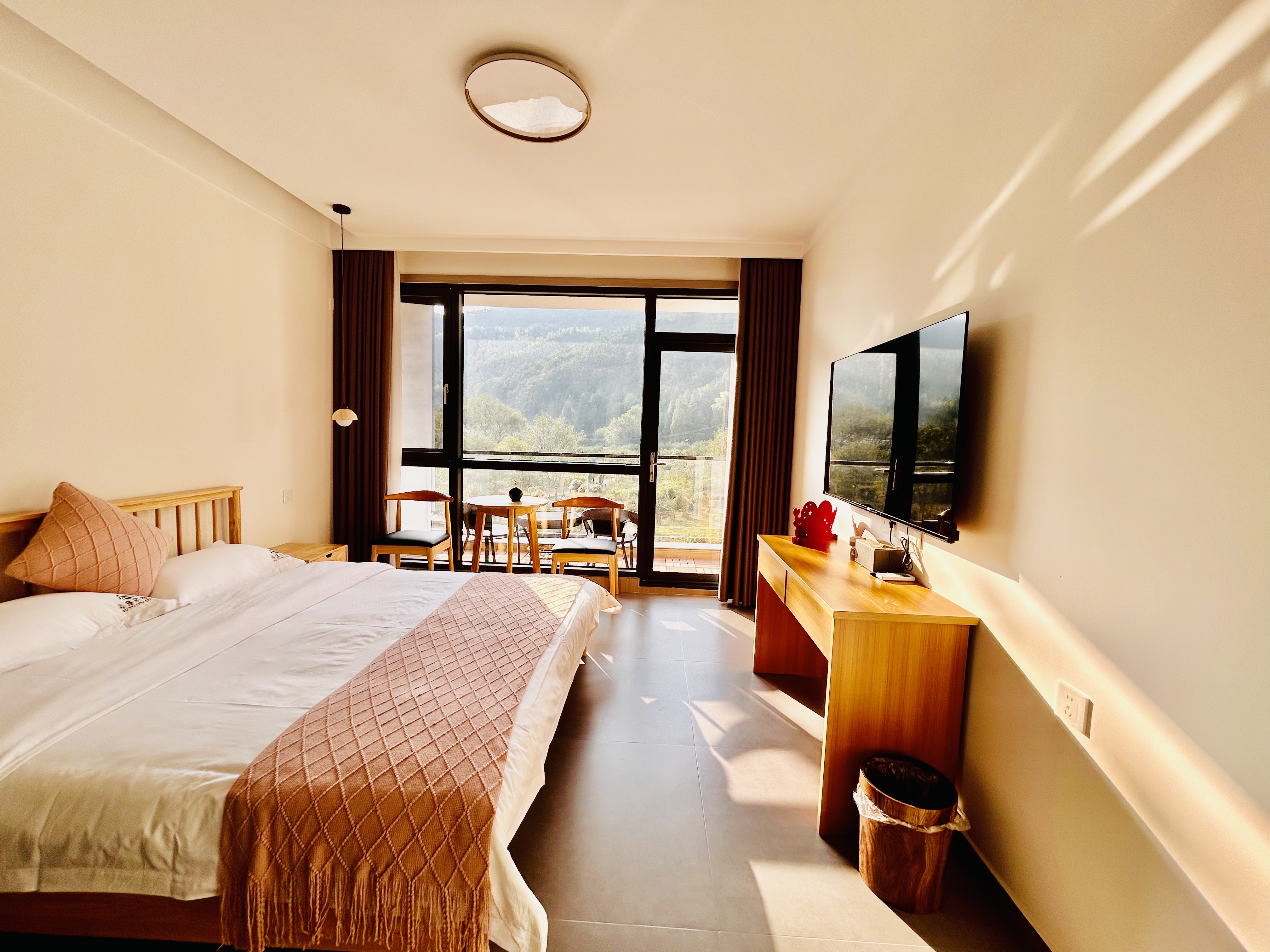 翠微-山景大床房（独立阳台）