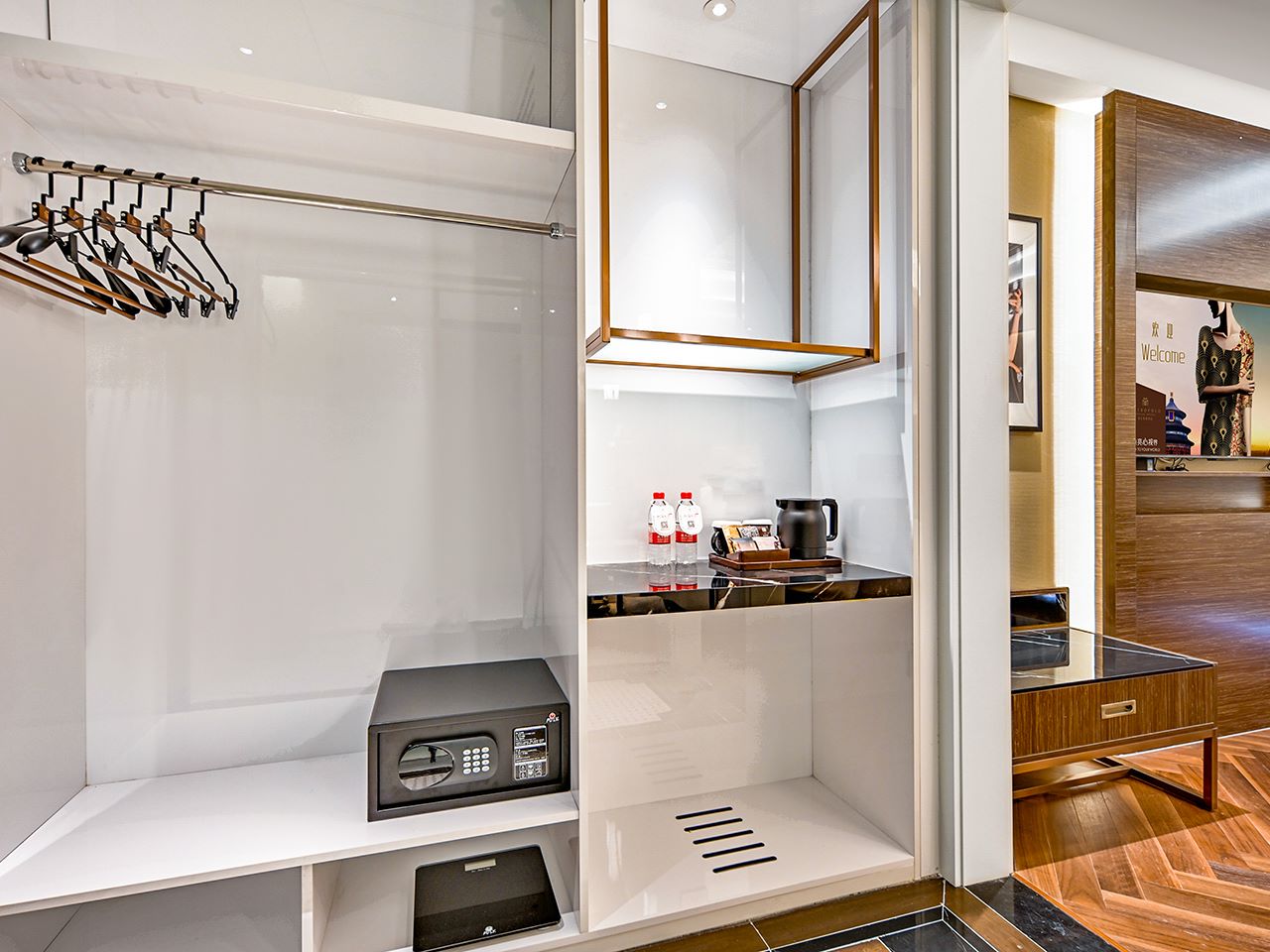 探索大床房（智能客控+小冰箱+密碼箱）