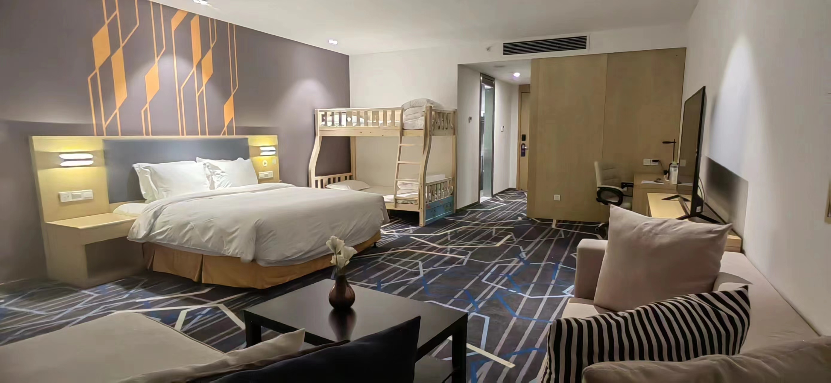 家庭房（1张大床及1张双层床）