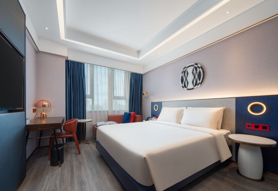 Superior Queen Room（minibar➕ 55 Inch Projection Screen TV）