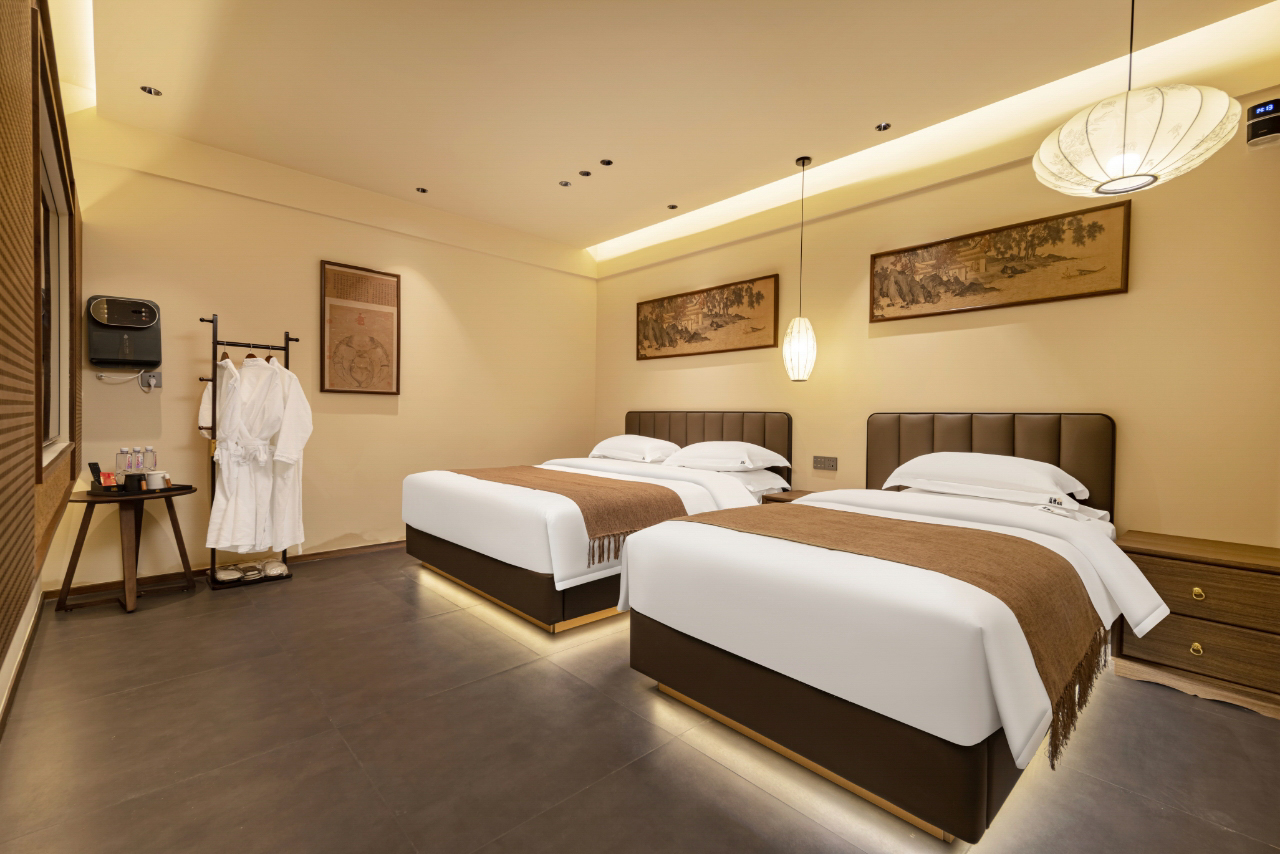 夯墙拓影双床房|智能客控+高清投影+可控温度直饮机