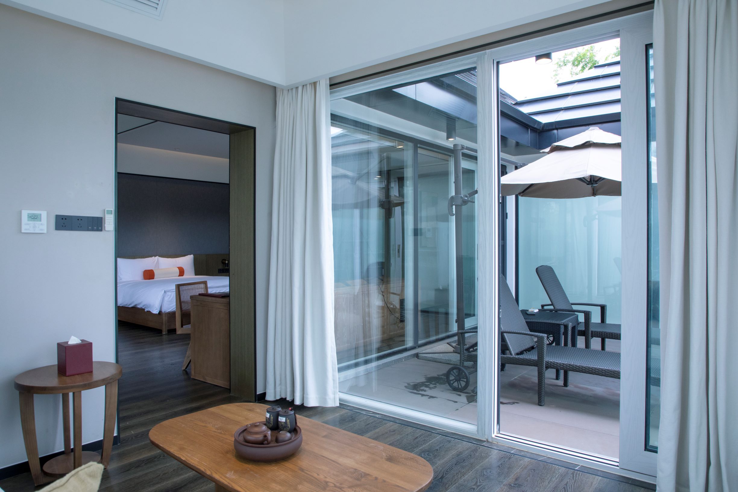 湖畔豪华套房（一室一厅+超大浴缸+观景露台）