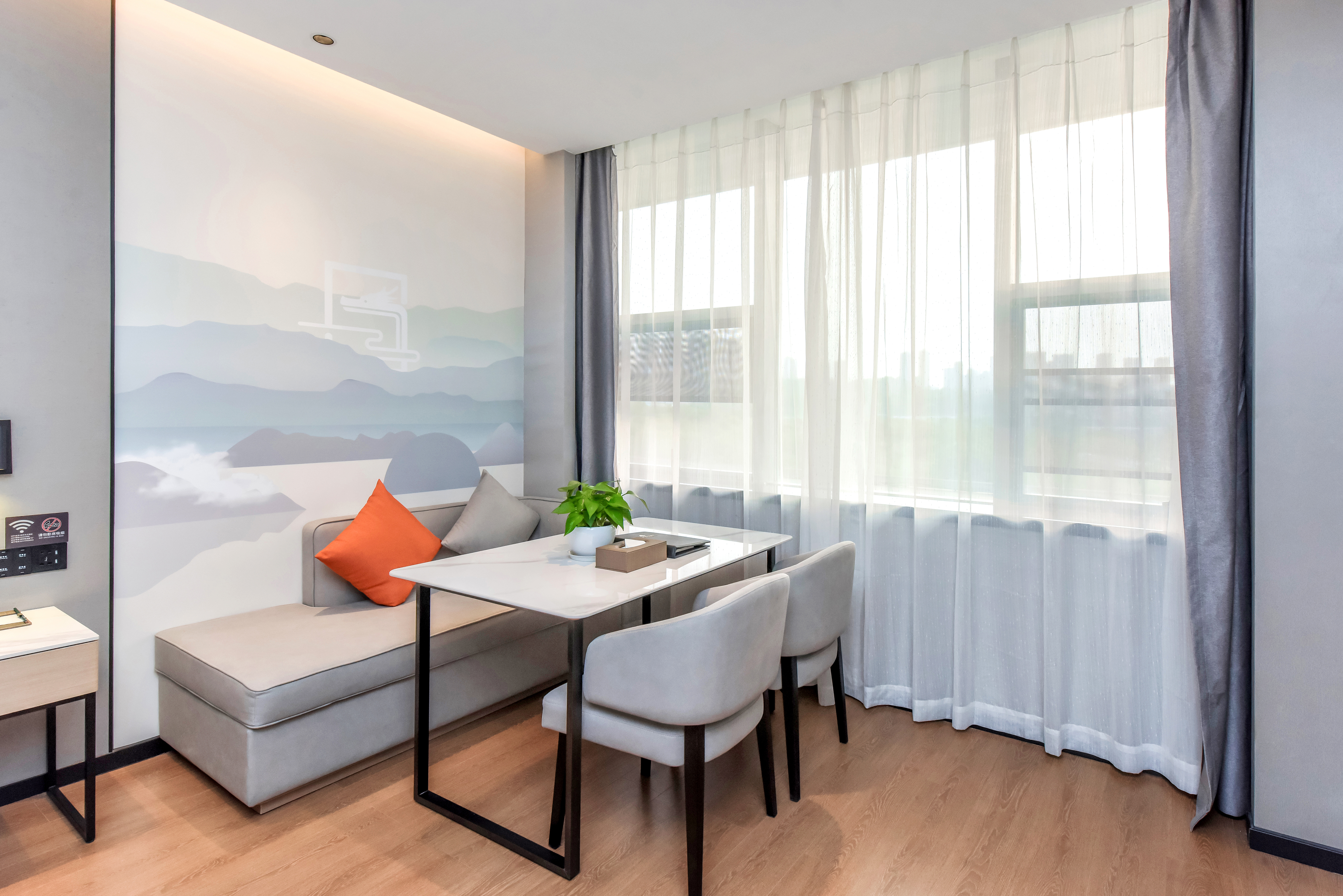 商务双床房（超赞办公桌+双层隔音玻璃）