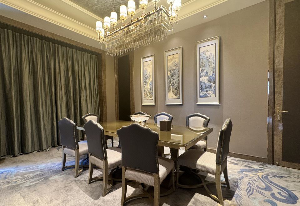 董事套房（地毯+热带雨林沐浴+浴缸）