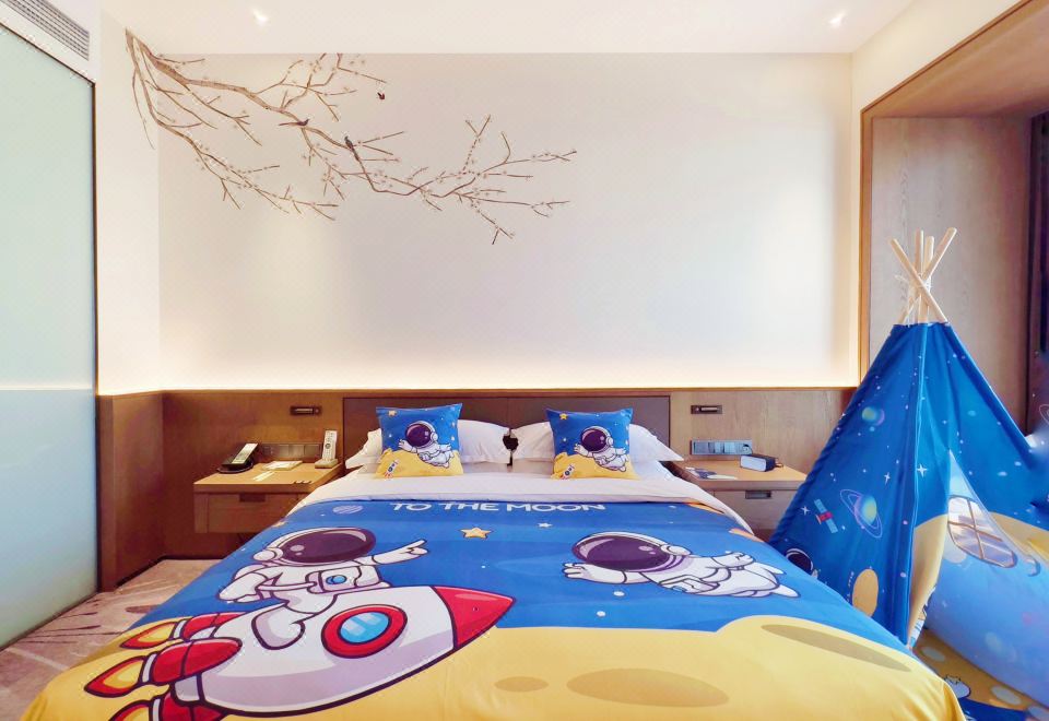 栖云楼航空亲子房（机坪近景+定制小童用品）