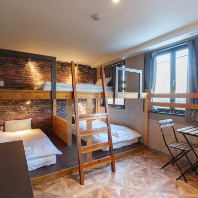 5人部屋A（共用シャワー、シングルベッド4+ロフトベッド） どやねん ホテルズ ヤマト クーポン