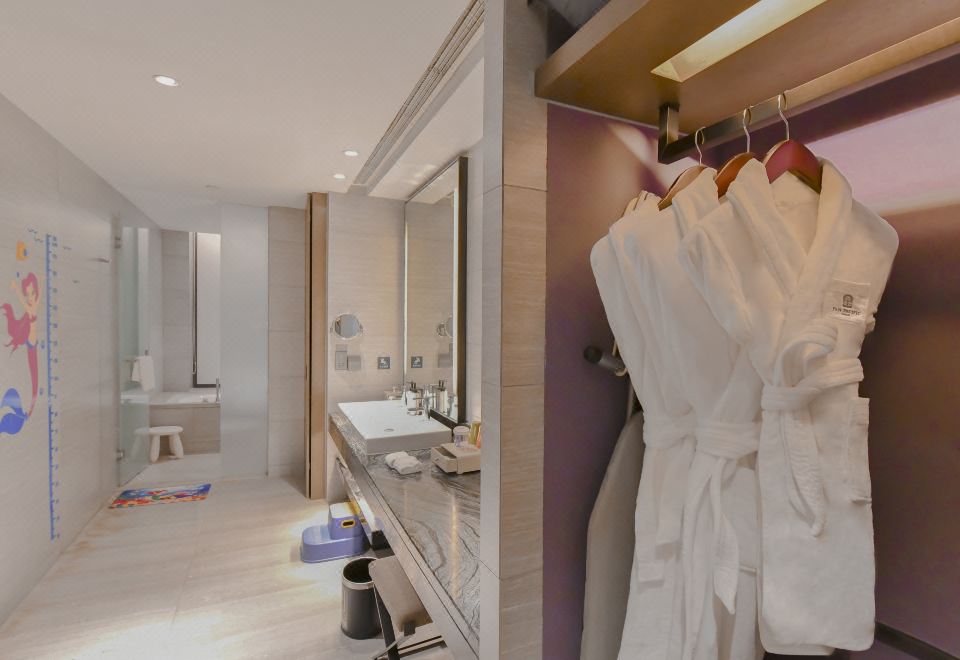 Pan Pacific TianjinPan Pacific Family Room - Adventure · Mermaid Secret + Large Screen Projector