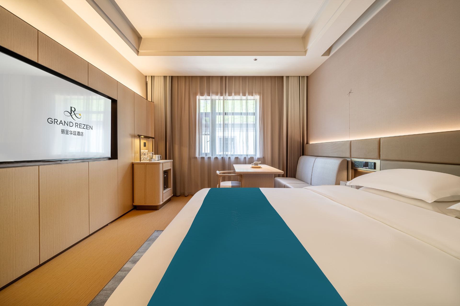 Smart Spacious Queen Bed Room (Smart Dryer + Smart Guest Control + Smart Toilet)