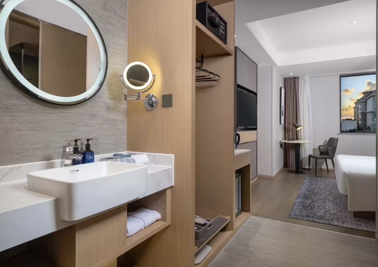 Holiday Inn Express Zhuhai Grand Theater by IHG优享大床房（办公桌椅+人体工学沙发+冰箱+投屏电视）