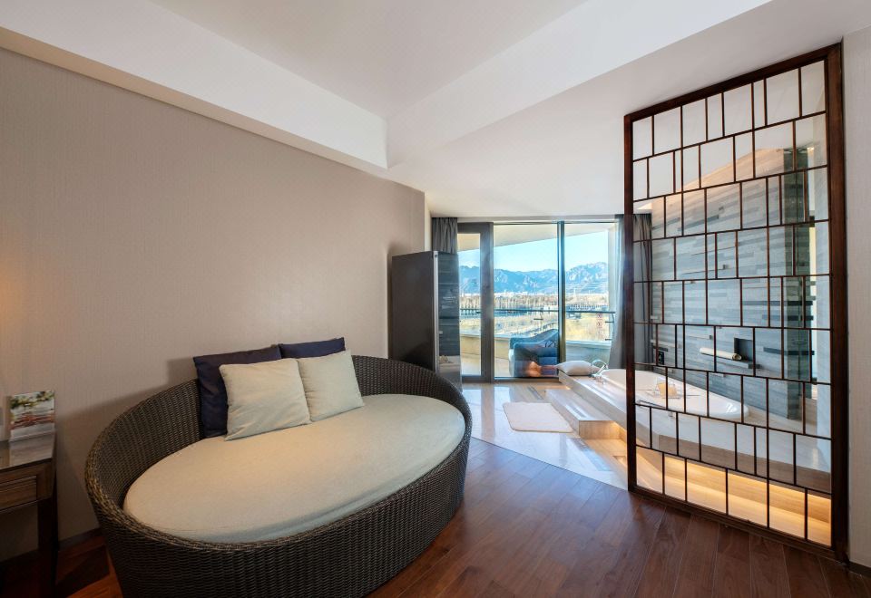 尊享阳台山景大床房