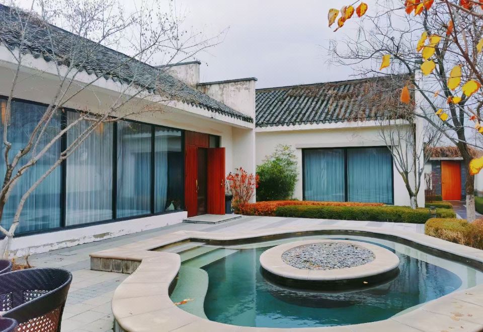 三臥三衞大單泡池6人別墅