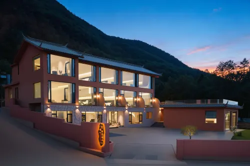 瀘沽湖明松雪瀾山美墅（三家村碼頭店）