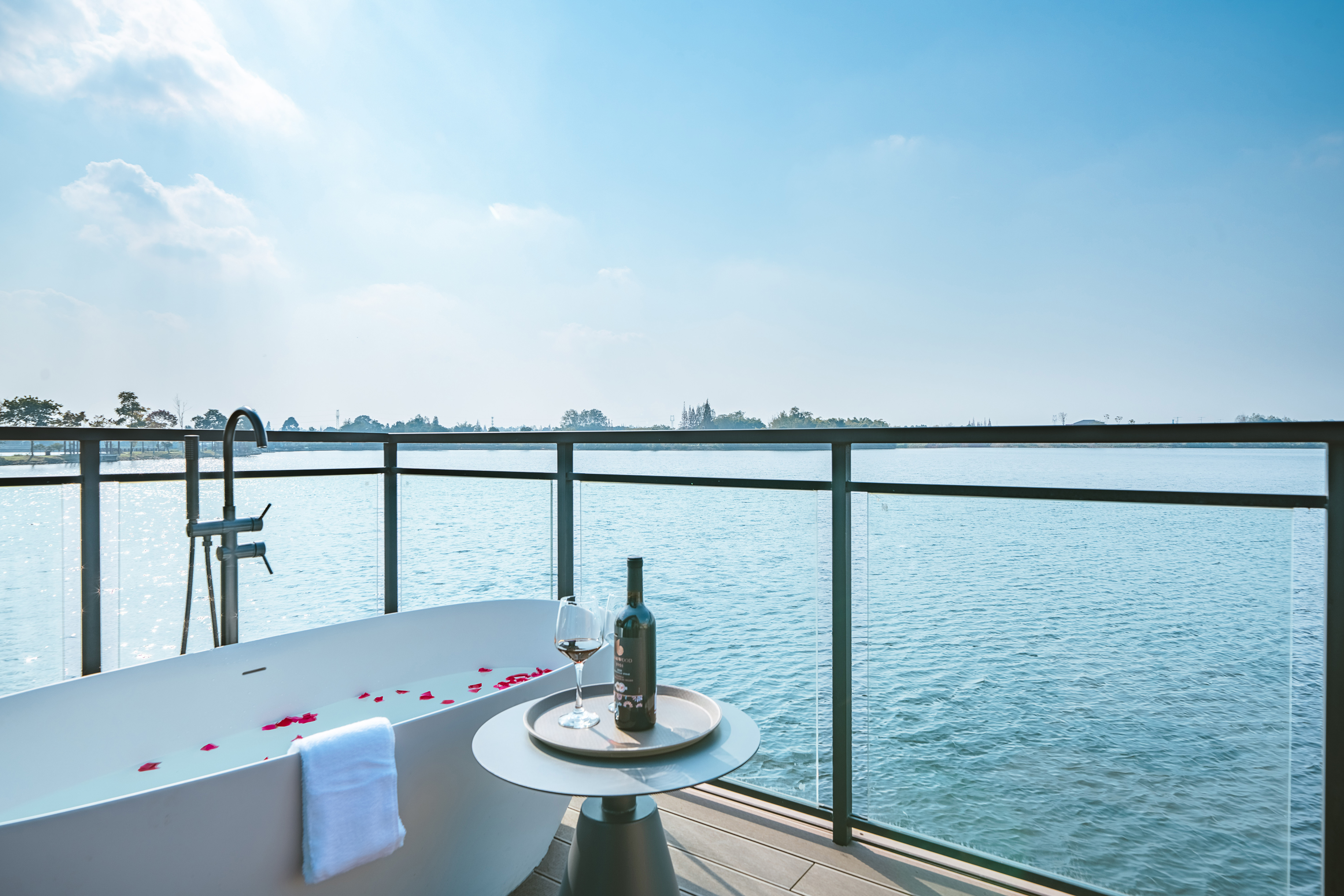 云海.360°湖景大床房「湖景陽臺·陽臺浴缸·湖景花園」