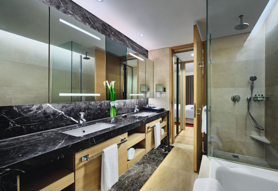 三卧套房 （高空景观+客厅+厨房+冰箱+洗衣机+乾衣机）