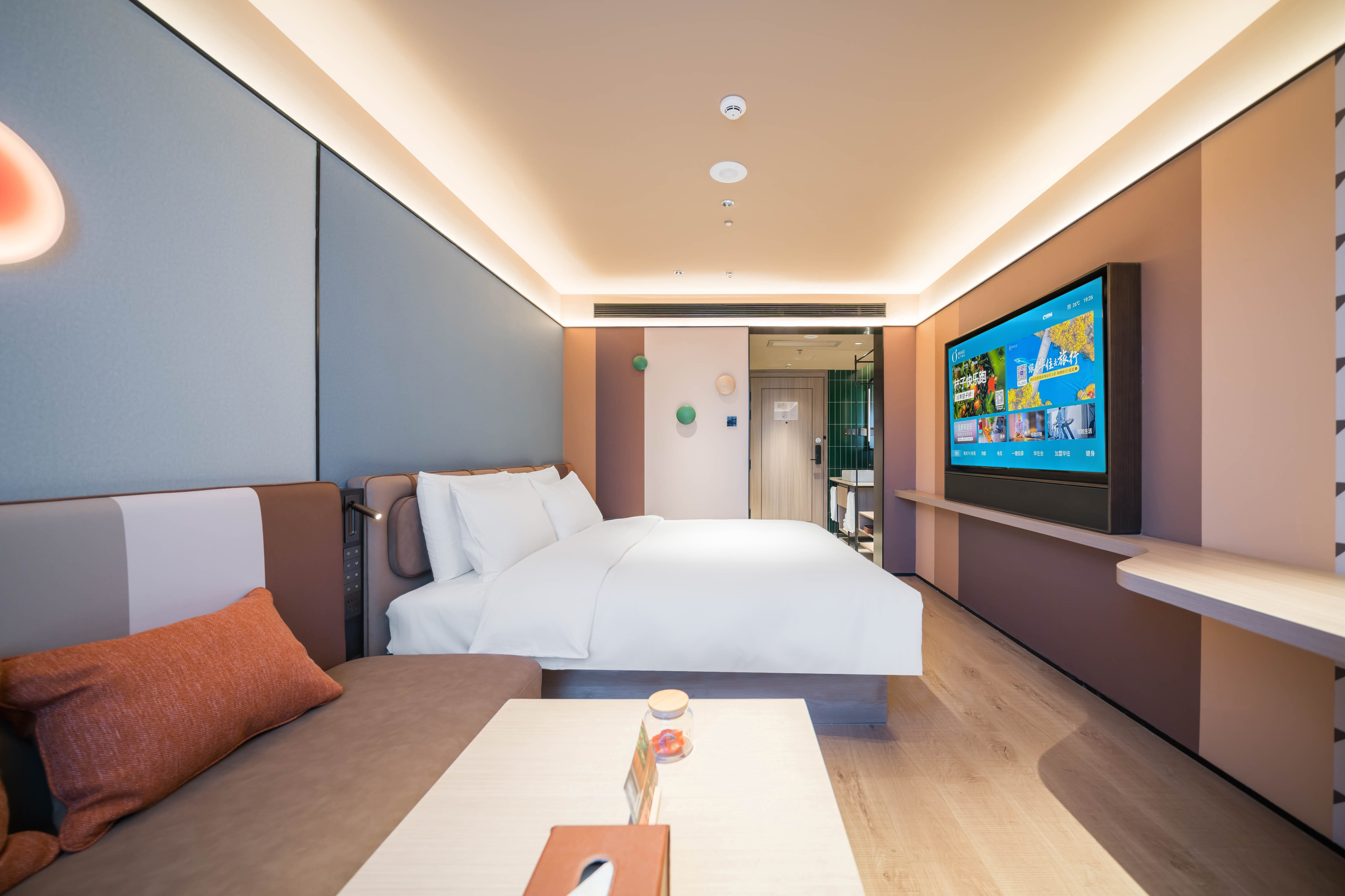 精选大床房（智能客控+65寸投屏电视+小冰箱）