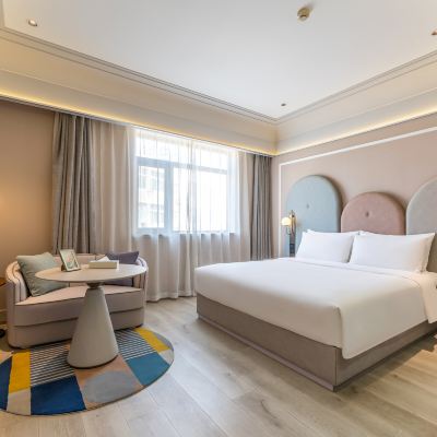 豪華大床房| KONMO膠囊機+智能馬桶+小冰箱+徠芬吹風機 青島棧橋火車站美居飯店優惠