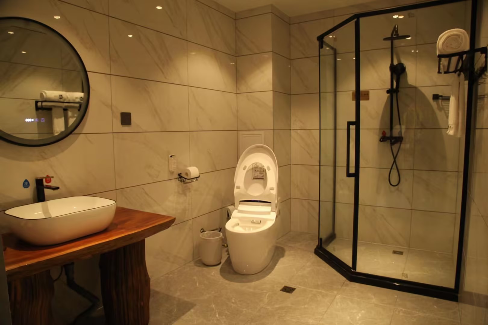 Yi mu zhi Jian min su凤凰花开双床房