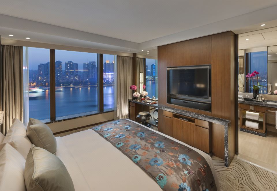 Mandarin Oriental Pudong ShanghaiPearl Tower Suite