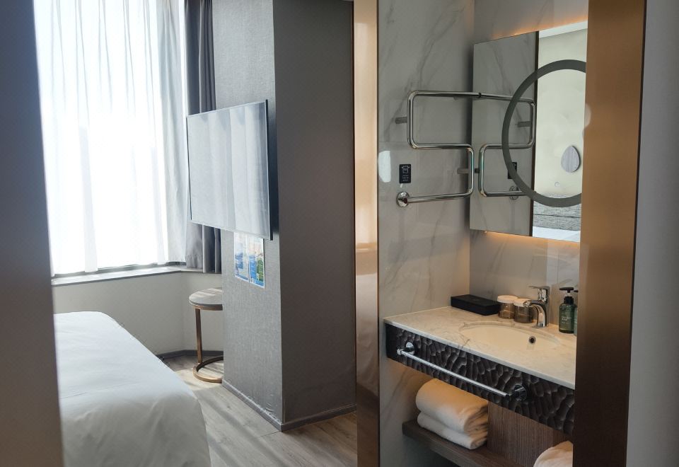 特价大床房（加热毛巾杆+小冰箱+智能镜）