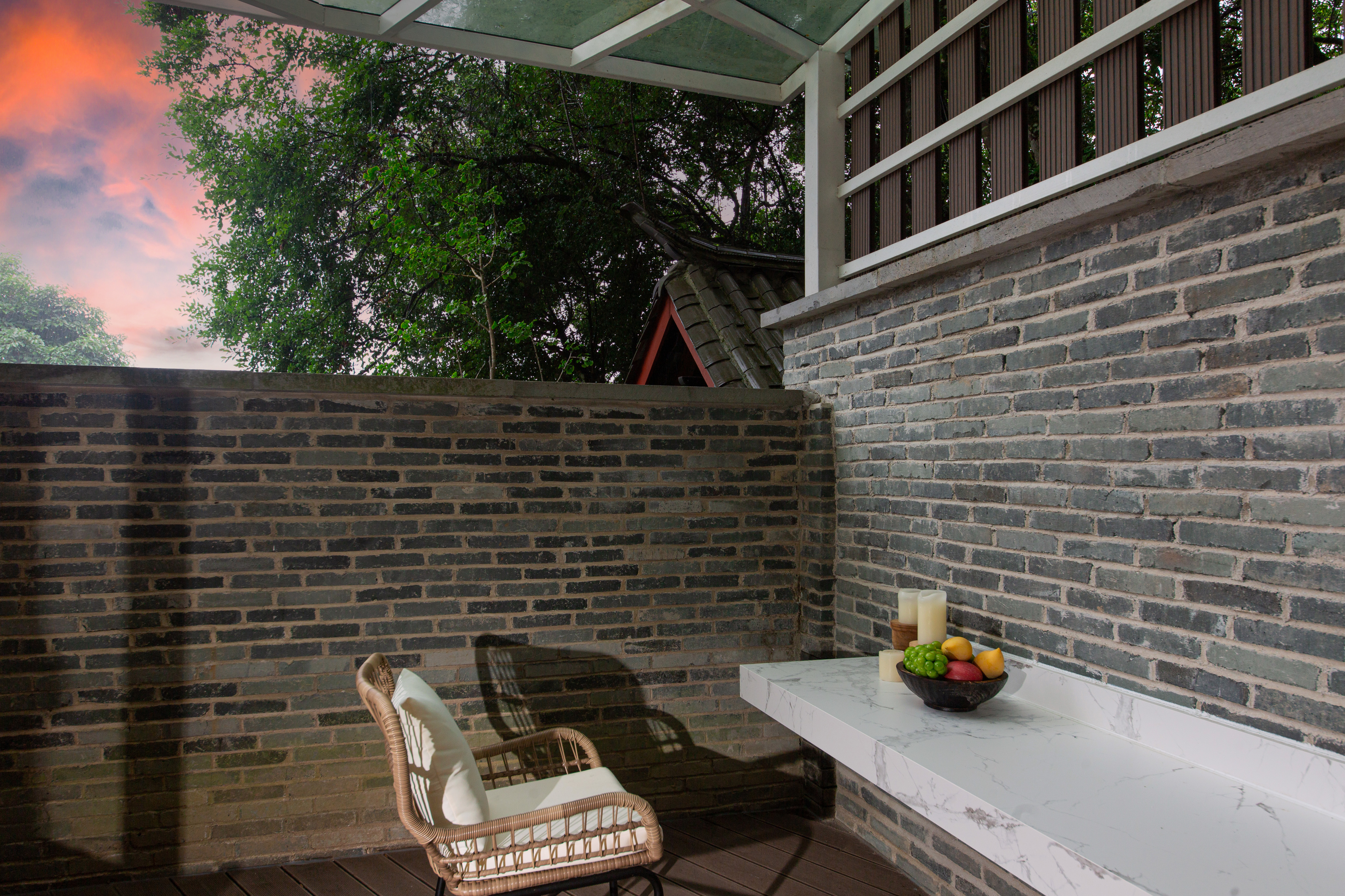 Queen Room With Courtyard View