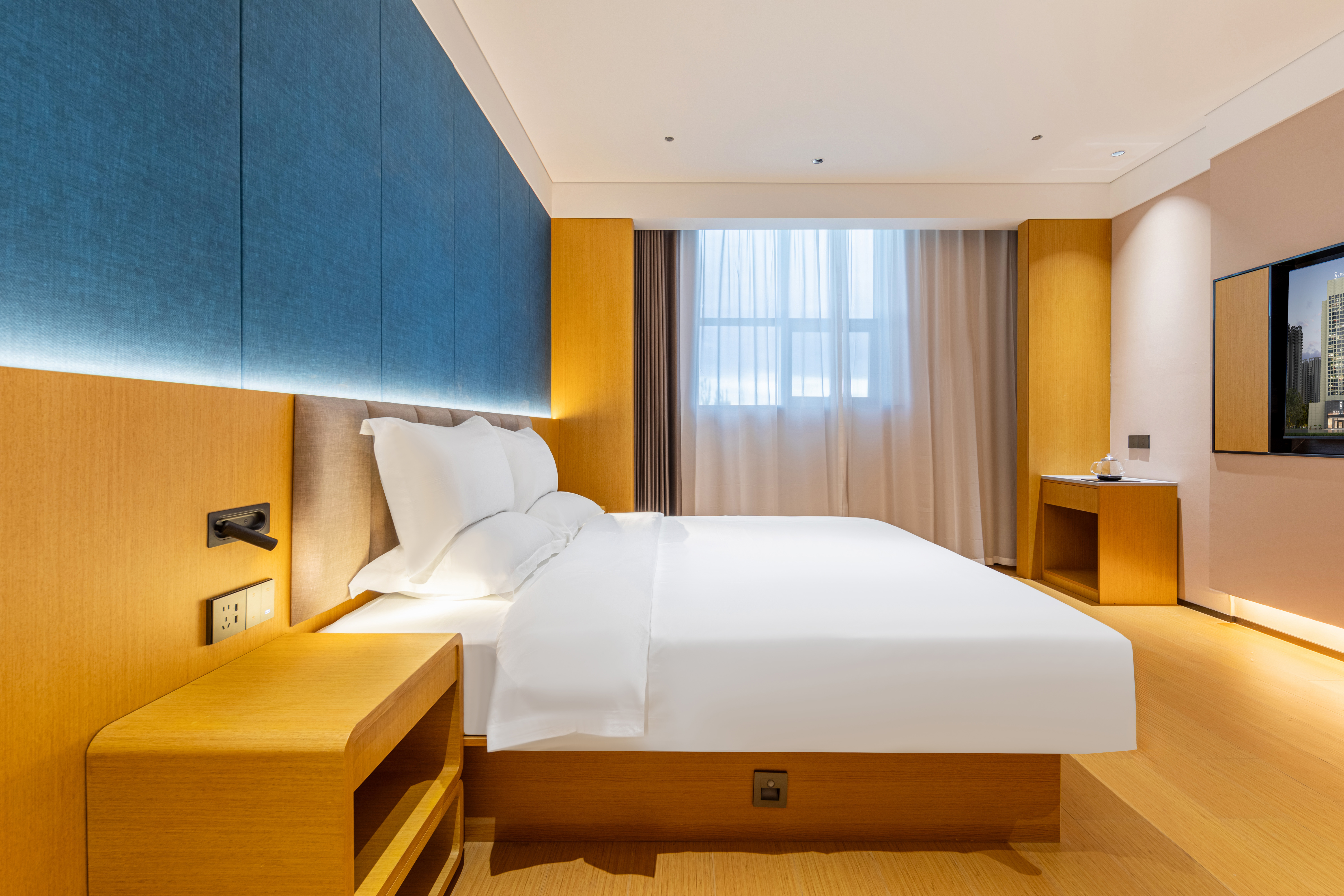 大床房「全屋智能客控|天貓精靈智能音響|負離子吹風機|恆温馬桶|65寸高清電視投屏」