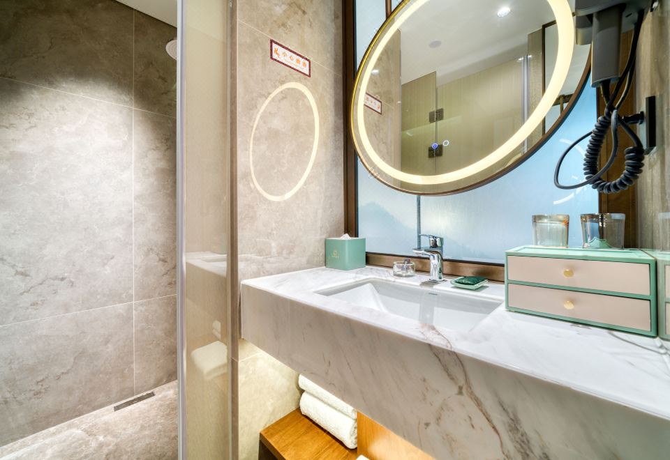 山景瀑布大床房