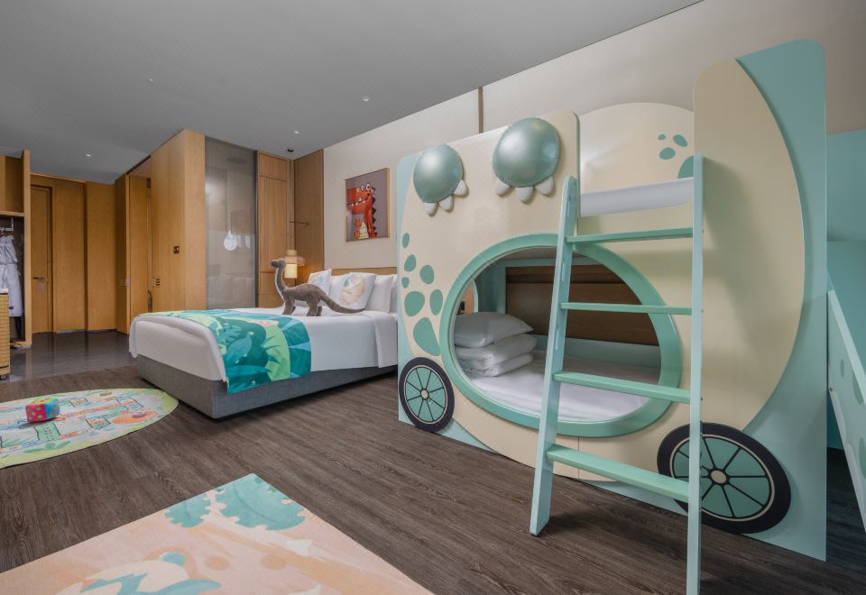 恐龙奇趣蛋主题客房，1张大床及1张上下床