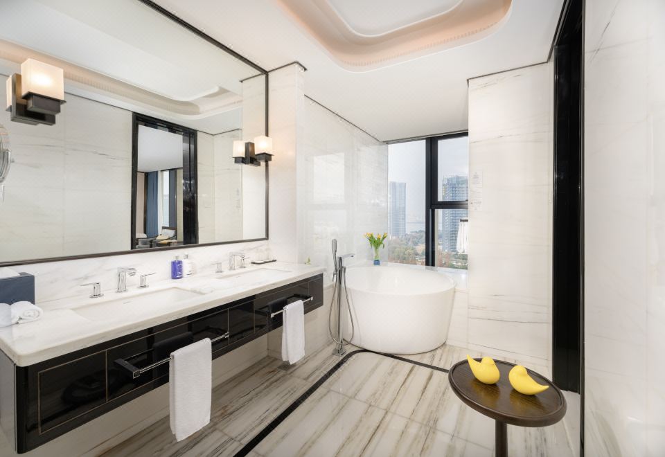 尊贵豪华大床房