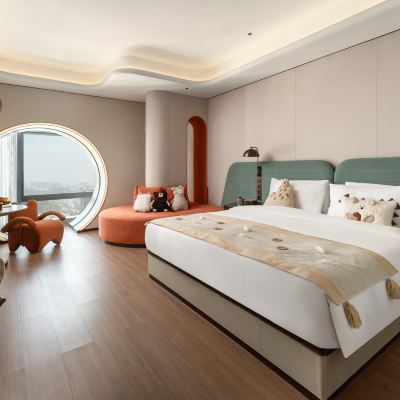 雲廊主題大床房「新境煥啟&高空漫賞」 寬融套房飯店（廣州番禺長隆萬達店）優惠