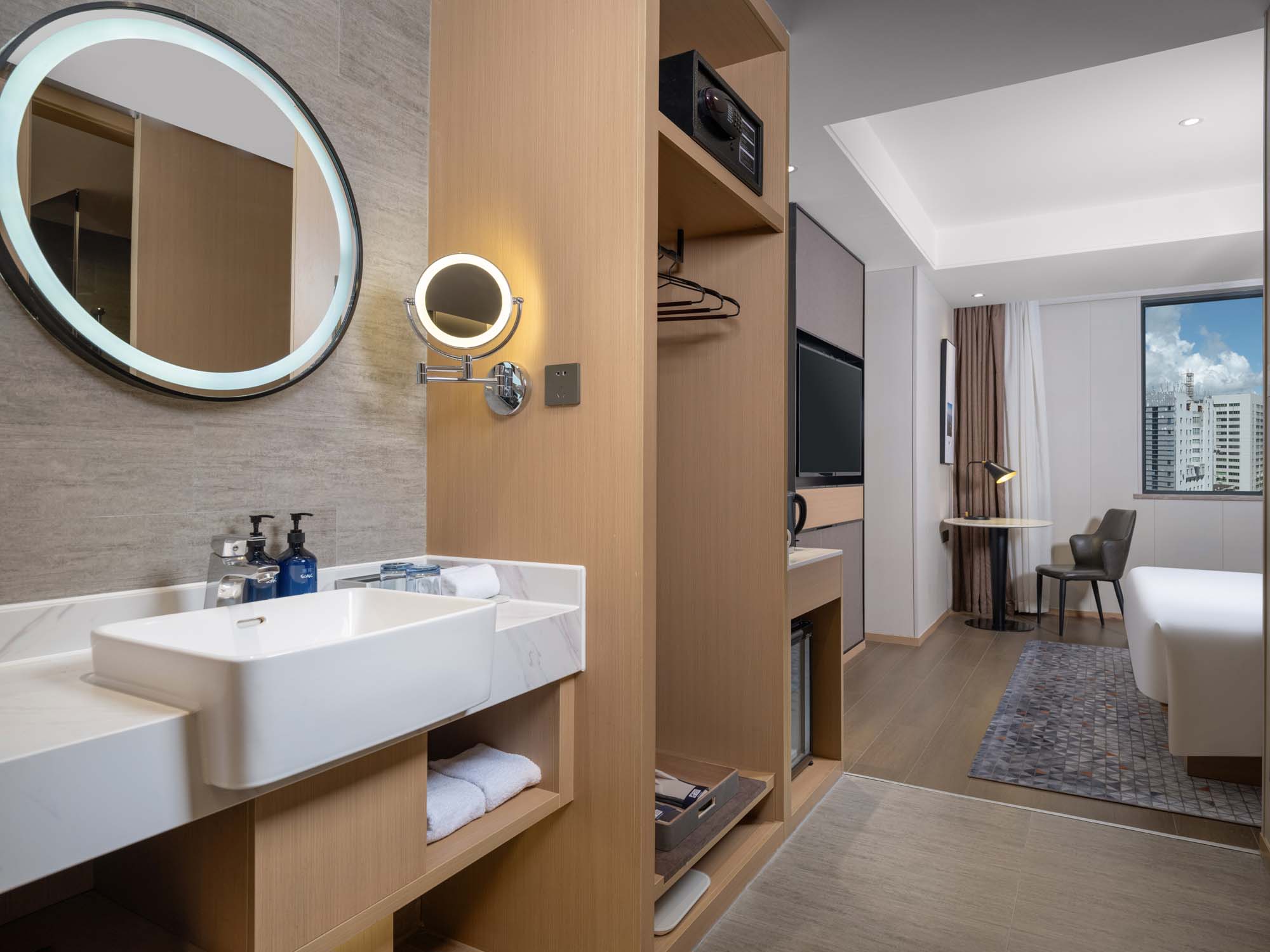 Holiday Inn Express Zhuhai Grand Theater by IHG豪华城景大床房（智能枱灯+办公桌椅+minibar+记忆枕）